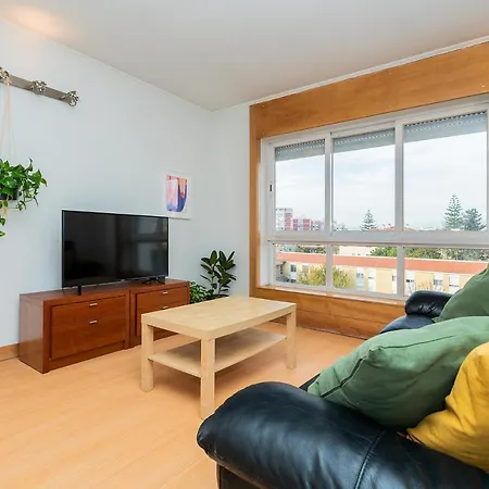 Cosy Sleeps 6 2mins To Ameixoeira Metro Apartment Lissabon