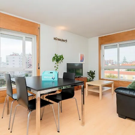 Cosy Sleeps 6 2mins To Ameixoeira Metro Apartment *