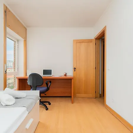 Cosy Sleeps 6 2mins To Ameixoeira Metro Apartment *