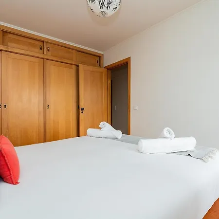 Cosy Sleeps 6 2mins To Ameixoeira Metro Apartment Lisbon