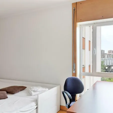 Cosy Sleeps 6 2mins To Ameixoeira Metro Apartment *
