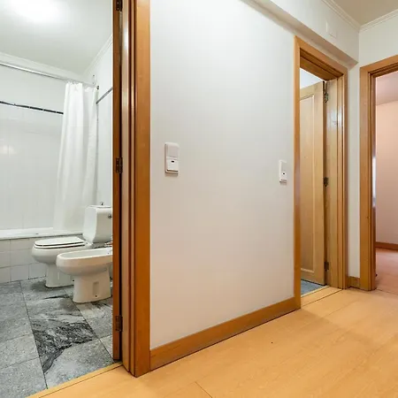 Апартаменты Cosy Sleeps 6 2mins To Ameixoeira Metro