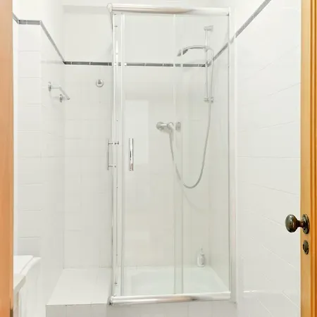 Апартаменты Cosy Sleeps 6 2mins To Ameixoeira Metro *